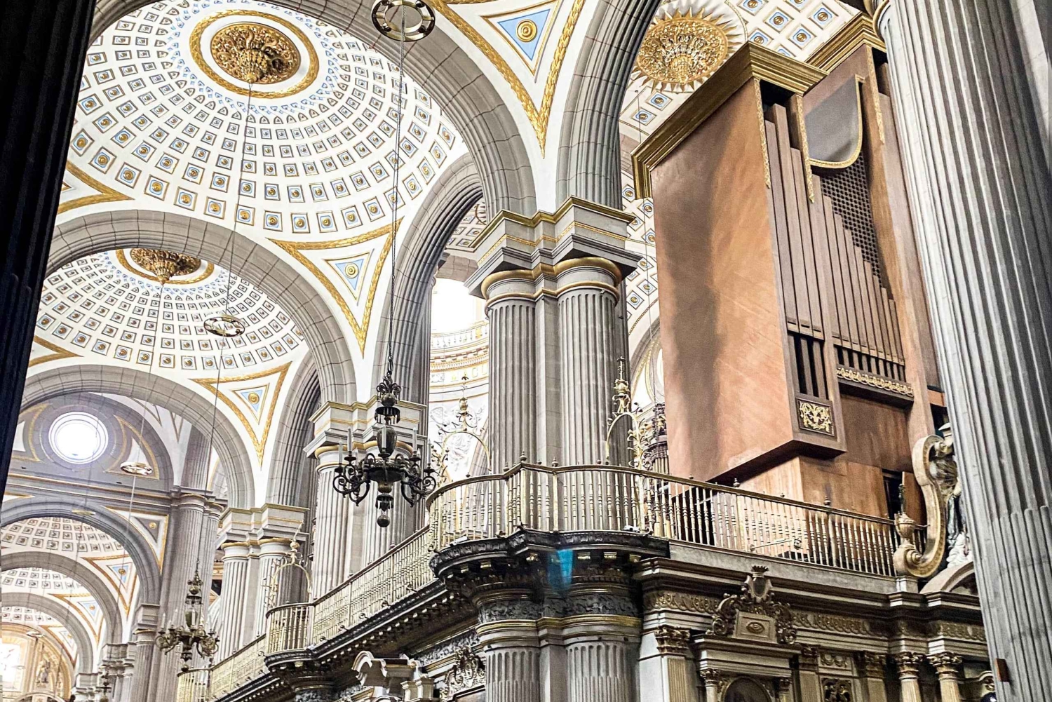 メキシコシティ発：プエブラ、チョルラ、トナンツィントラへの日帰りツアー