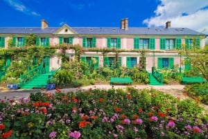 Da Parigi: gita guidata di un giorno a Giverny e al Palazzo di Versailles
