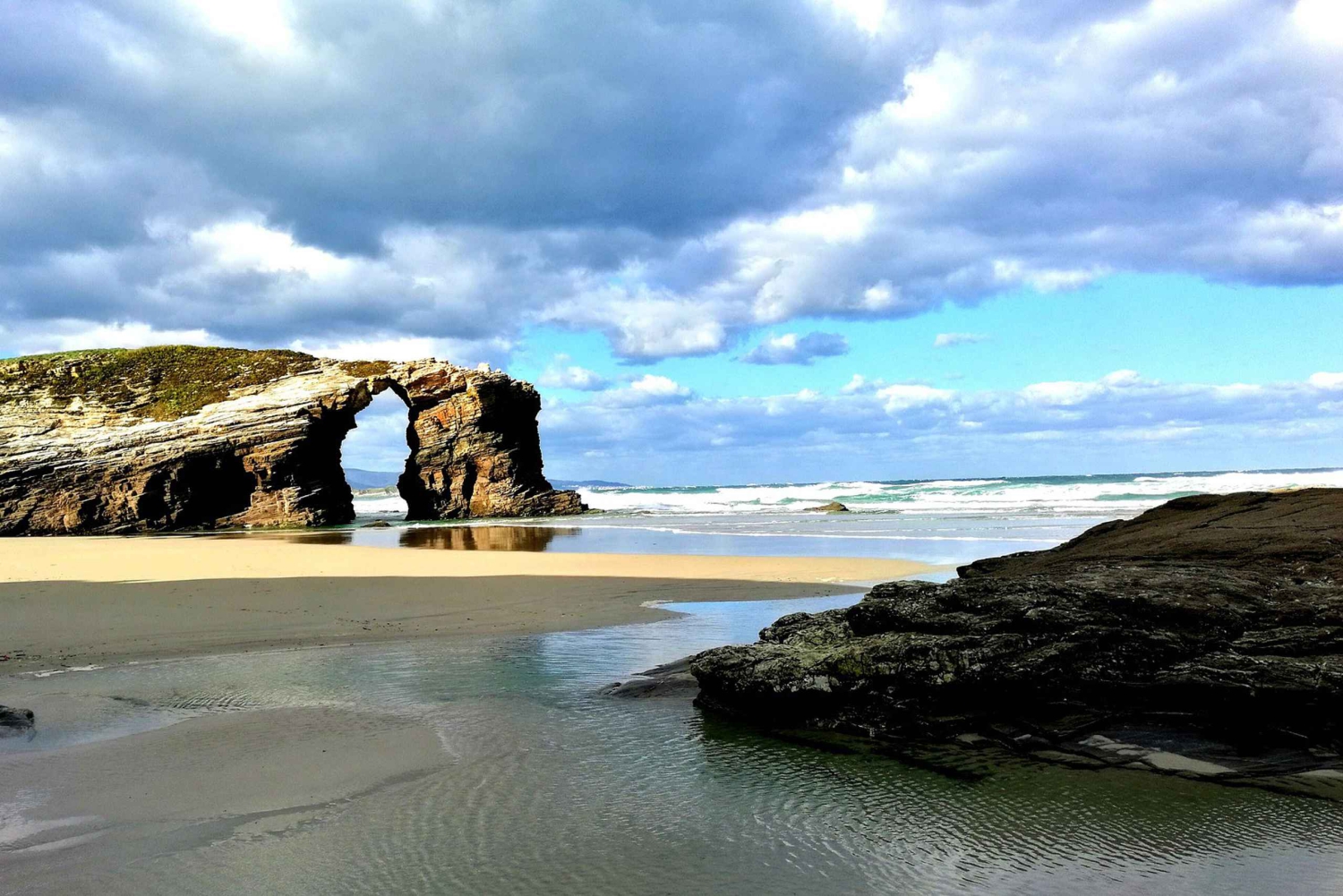 Desde Santiago: Excursión a la Playa de las Catedrales, Asturias y Pancha
