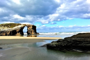 Desde Santiago: Excursión a la Playa de las Catedrales, Asturias y Pancha