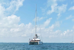 Isla Mujeres: Catamaran Tour, snorkel, buffet and open bar