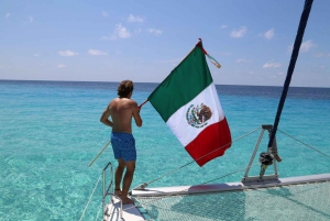Isla Mujeres: Catamaran Tour, snorkel, buffet and open bar