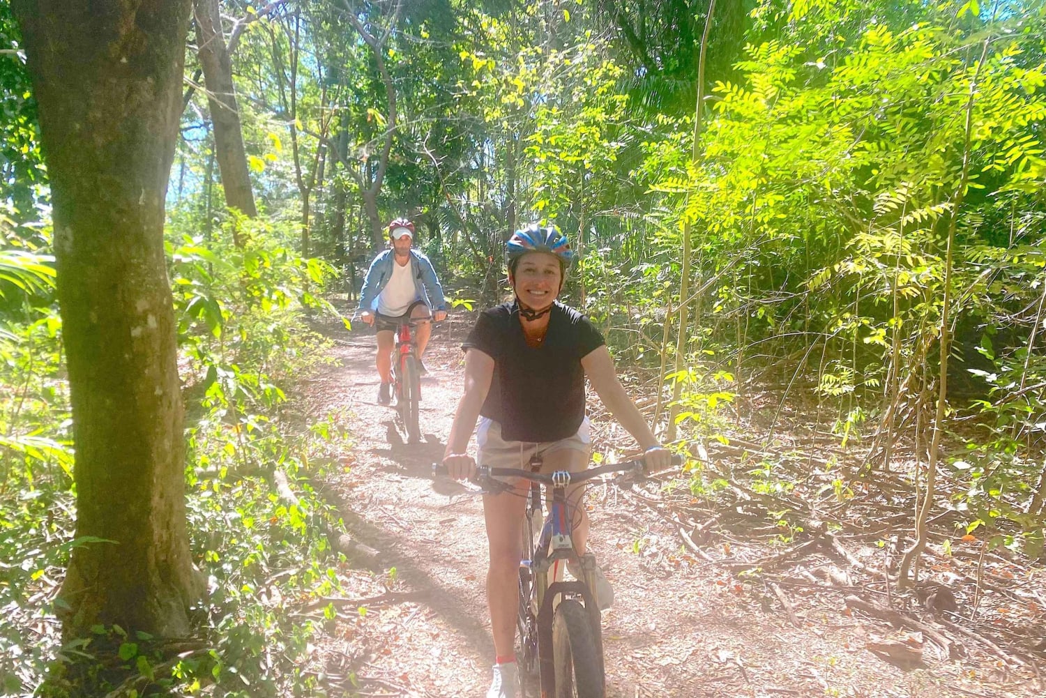 Excursion en VTT dans la jungle et baignade dans une cascade