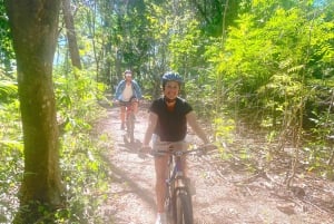 Excursion en VTT dans la jungle et baignade dans une cascade