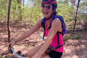 Excursion en VTT dans la jungle et baignade dans une cascade