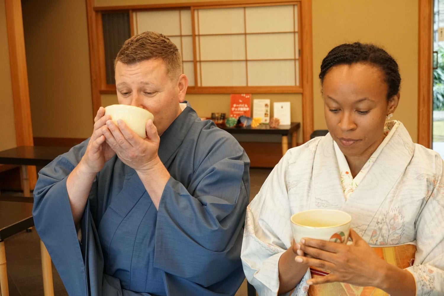 Kimono- og teceremonioplevelse i en japansk have i Chiba