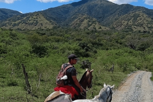 Medellín : Aventure en bateau + équitation à Santa Fe de Antioquia