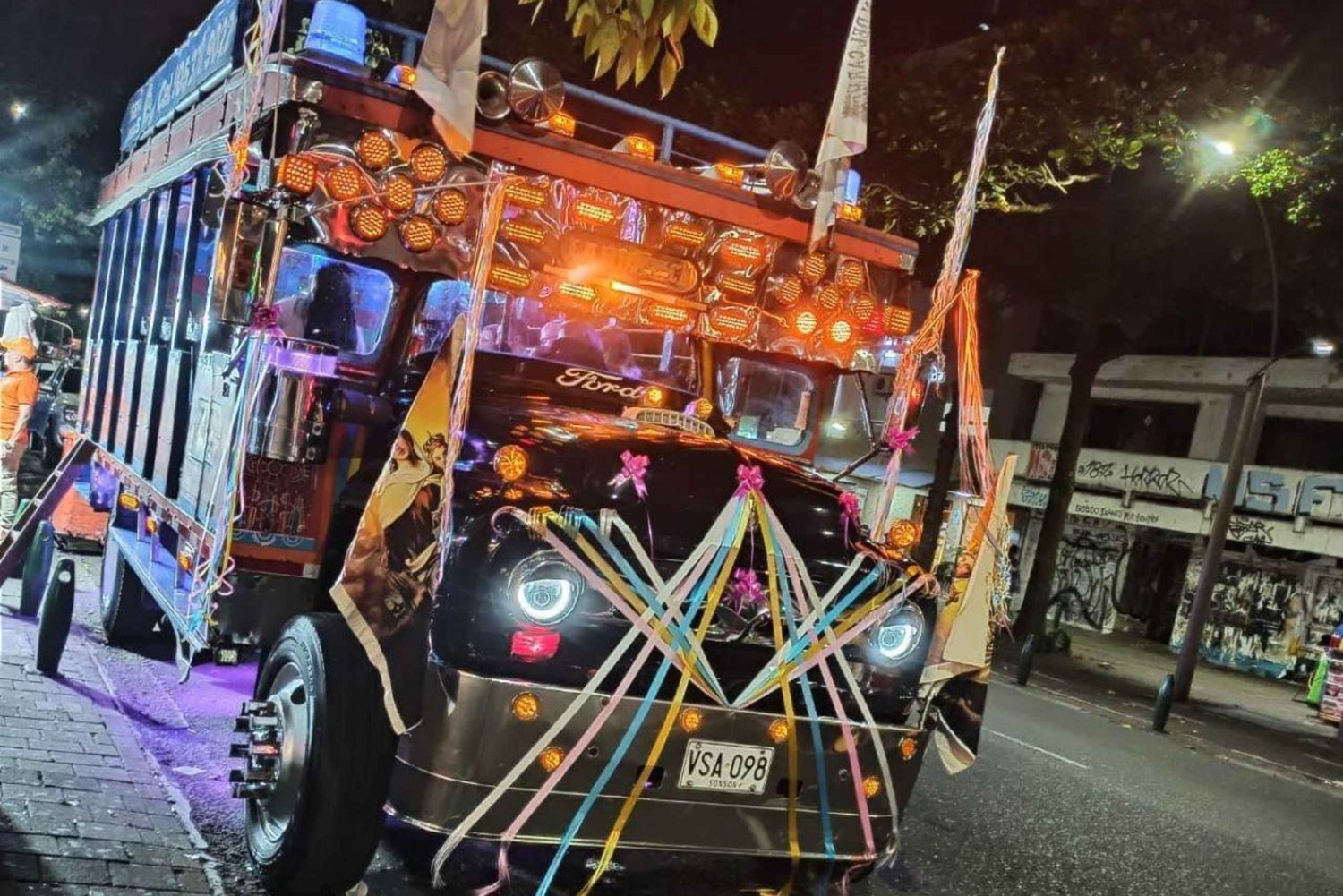 Medellín: Chiva Rumbera med guide, Mirador Las Palmas, Provenza og Calle 33