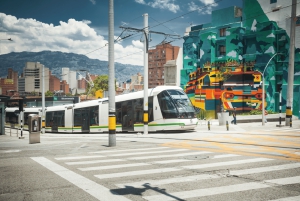 Medellín: Chiva-tur med Metrocable og sporvogn