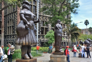 Medellín: Chiva-tur med Metrocable og sporvogn