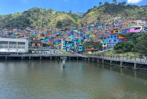 Medellín : visite privée des communes 13 et 3 en téléphérique