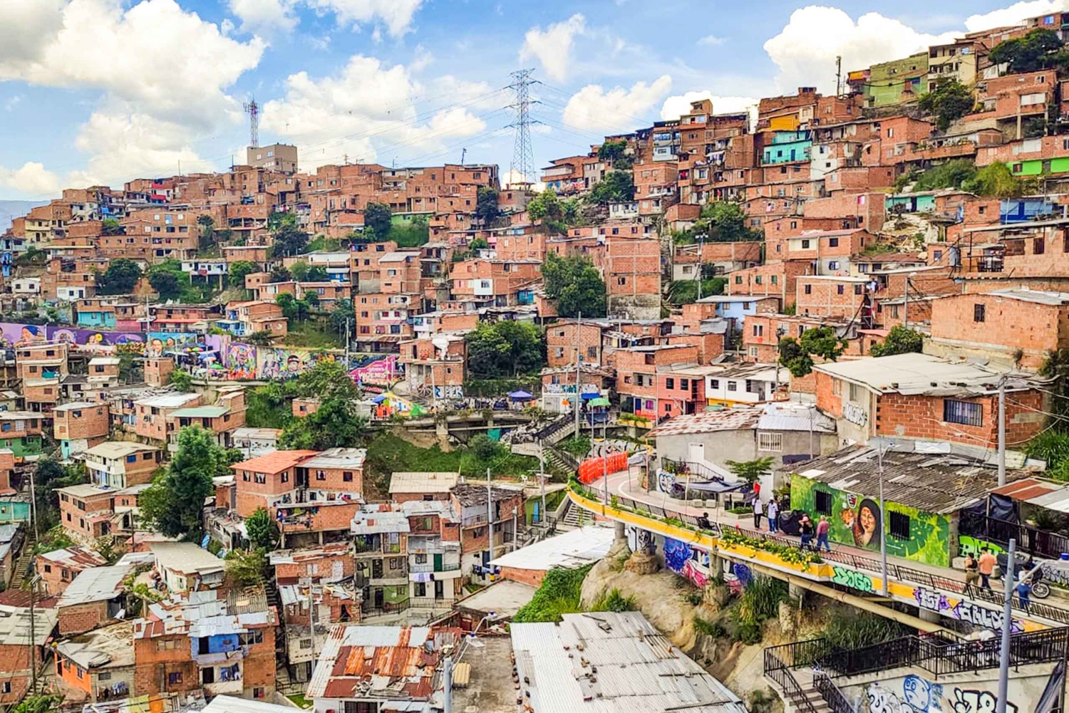 Medellín: Recorrido por los graffitis de la Comuna 13, comida callejera y teleférico