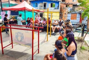 Medellin: Comuna 13 Graffiti Tour, uliczne jedzenie i kolejka linowa