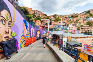 Medellín: Recorrido por los graffitis de la Comuna 13, comida callejera y teleférico