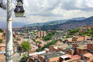 Medellín: Recorrido por los graffitis de la Comuna 13, comida callejera y teleférico