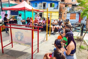 Medellín: Recorrido por los graffitis de la Comuna 13, comida callejera y teleférico