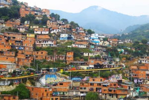 Medellín: Wycieczka po graffiti w Comuna 13 z ulicznym jedzeniem i kolejką linową