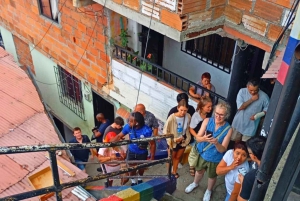 Medellín: Wycieczka po graffiti w Comuna 13 z ulicznym jedzeniem i kolejką linową