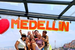 Medellín: Wycieczka po graffiti w Comuna 13 z ulicznym jedzeniem i kolejką linową