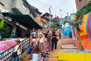 Medellín: Wycieczka po graffiti w Comuna 13 z ulicznym jedzeniem i kolejką linową