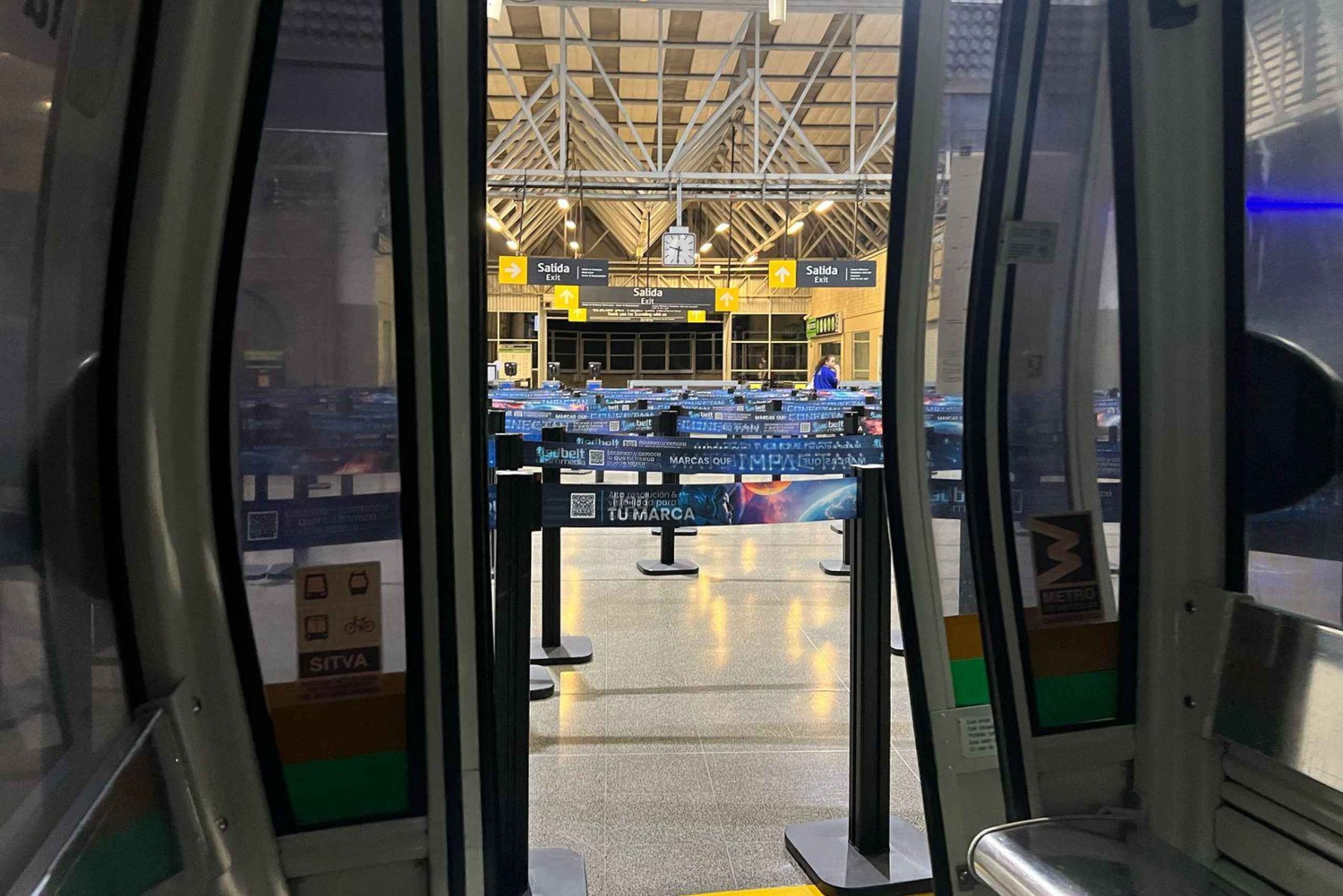 Medellín: Comuna 13 Night Tour, Paint Wall, Eat Local Snack