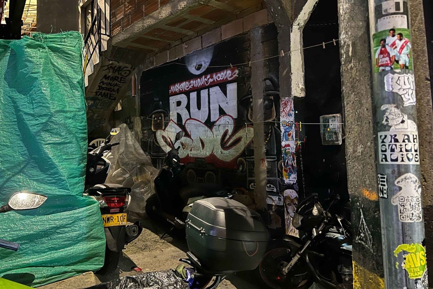 Medellín: Comuna 13 Night Tour, Paint Wall, Eat Local Snack