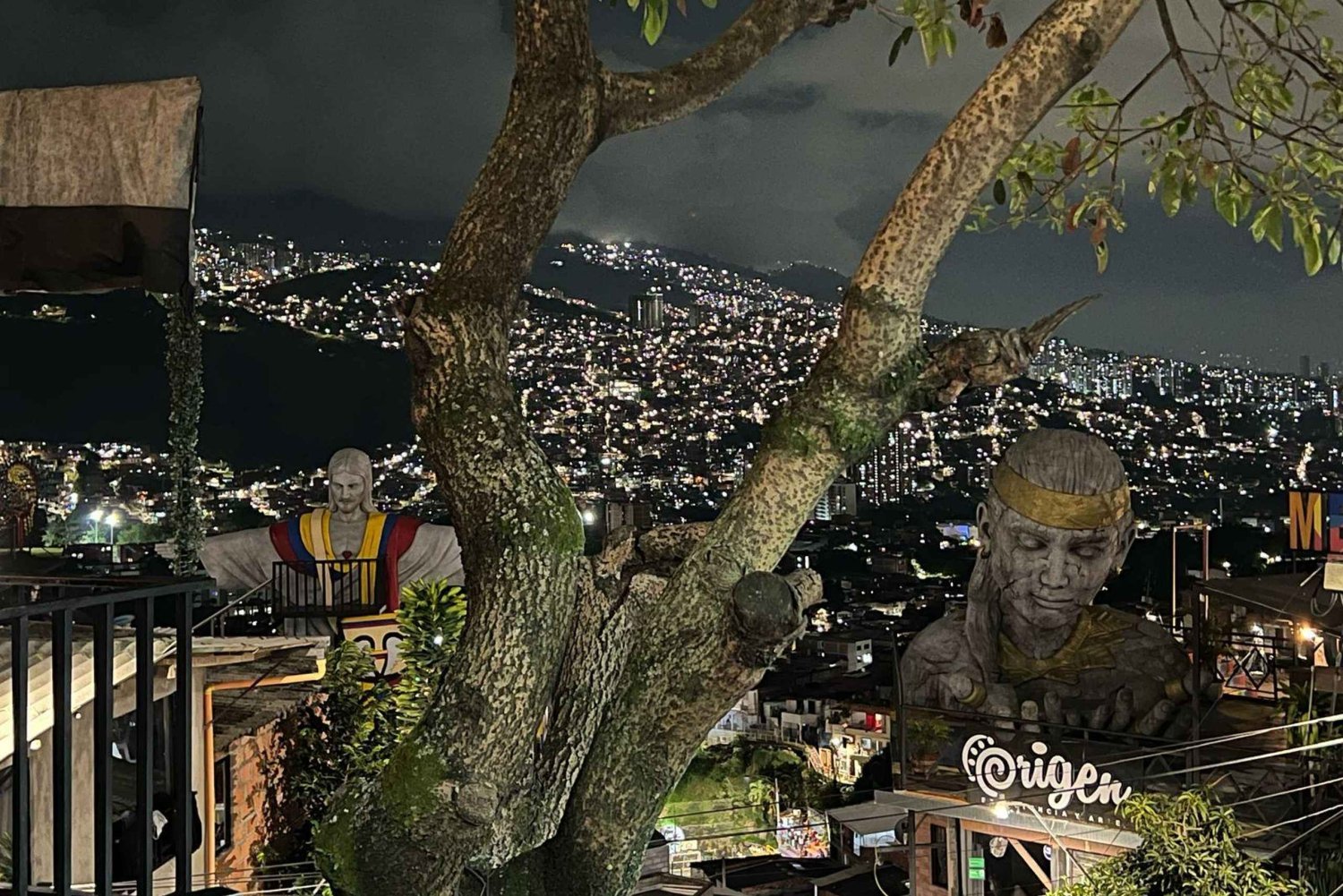 Medellín: Comuna 13 Night Tour, Paint Wall, Eat Local Snack