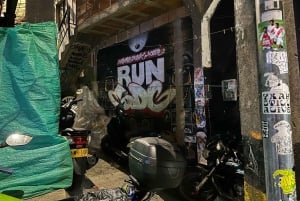 Medellín: Comuna 13 Night Tour, Paint Wall, Eat Local Snack