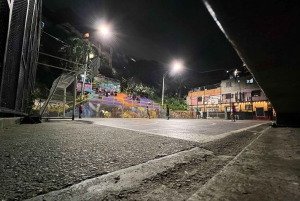 Medellín: Comuna 13 Night Tour, Paint Wall, Eat Local Snack