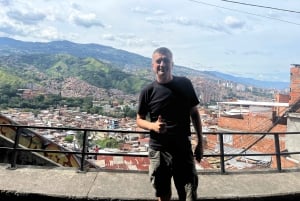 Medellín: Comuna 13 Tour with Ancestral Drink Tasting