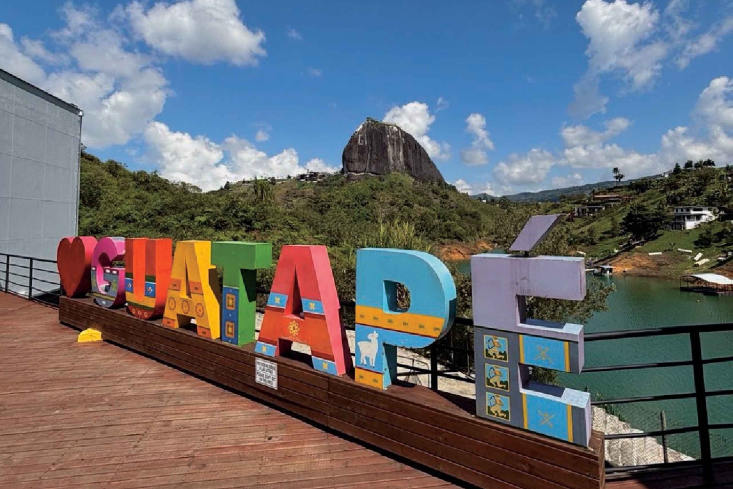 Medellín: traslado puerta a puerta a Guatapé y Medellín.