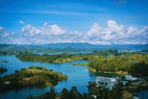 Medellín: Guatapé & El Peñol met boottocht, lunch en transfer