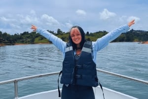 Medellín: Guatapé & El Peñol met boottocht, lunch en transfer