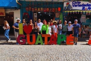 Medellín: Guatapé & El Peñol met boottocht, lunch en transfer