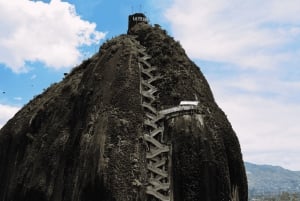 Medellín: Guatapé & El Peñol met boottocht, lunch en transfer