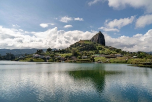 Medellín: Guatapé, El Peñol och Yate Majestic – en dagsutflykt