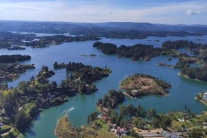 Medellín: privat omvisning i Guatapé og Piedra del Peñol