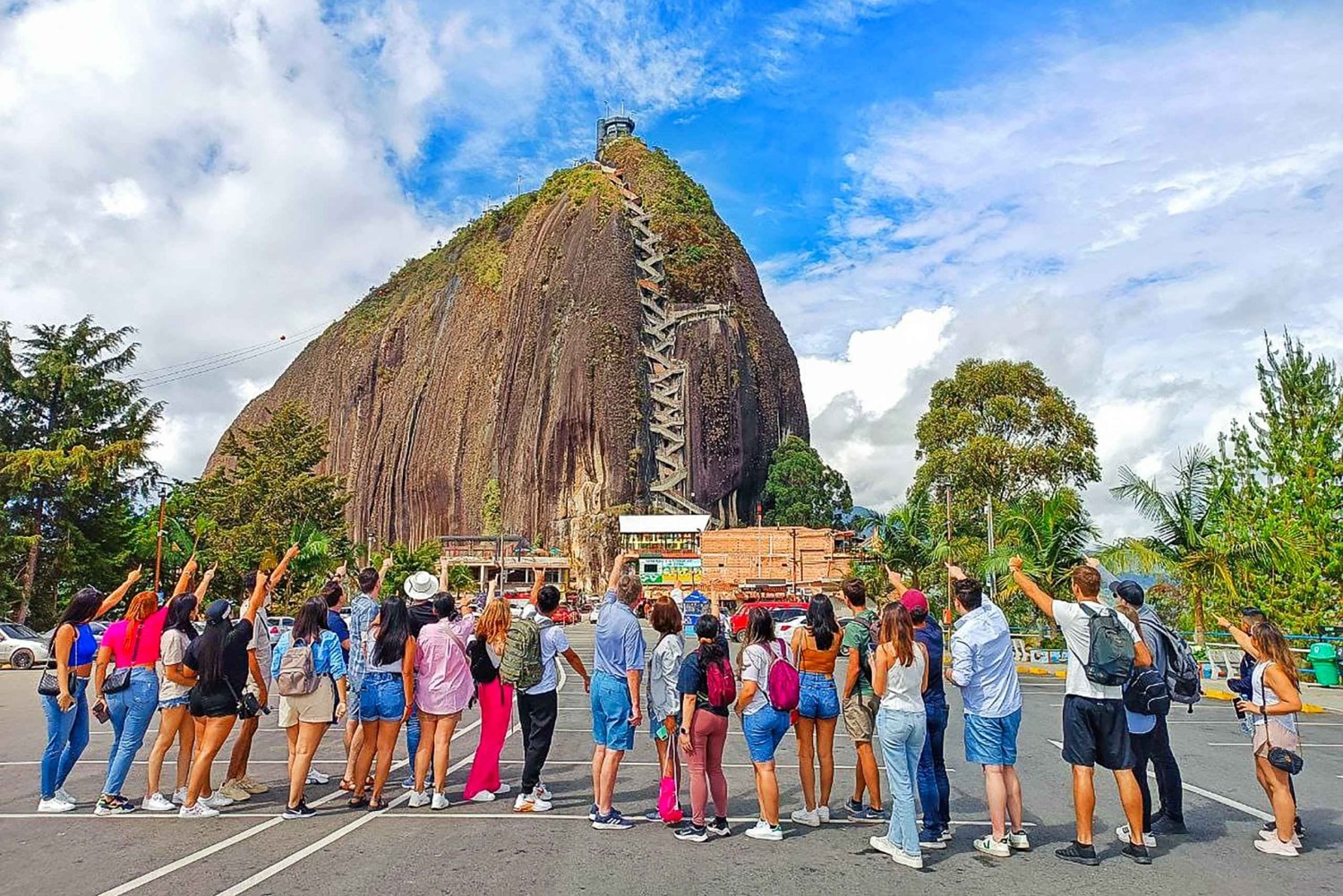 Medellín : excursion à Guatapé avec bateau, petit-déjeuner, déjeuner et lamas