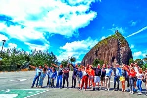 Medellin: wycieczka do Guatape z rejsem wycieczkowym, śniadaniem, obiadem i lamami