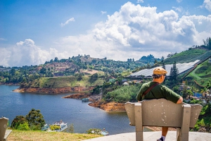 Medellin: wycieczka do Guatape z rejsem wycieczkowym, śniadaniem, obiadem i lamami