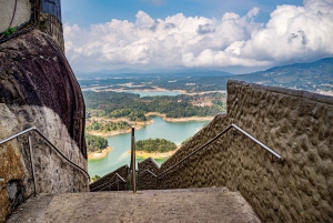 Medellin: wycieczka do Guatape z rejsem wycieczkowym, śniadaniem, obiadem i lamami