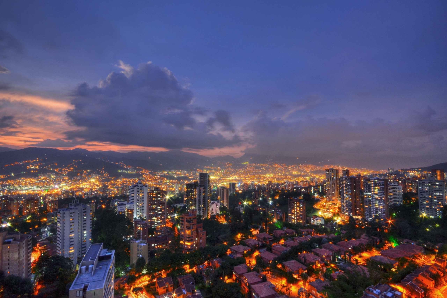 Medellin: Tour della vita notturna con guida locale e servizio di prelievo in hotel