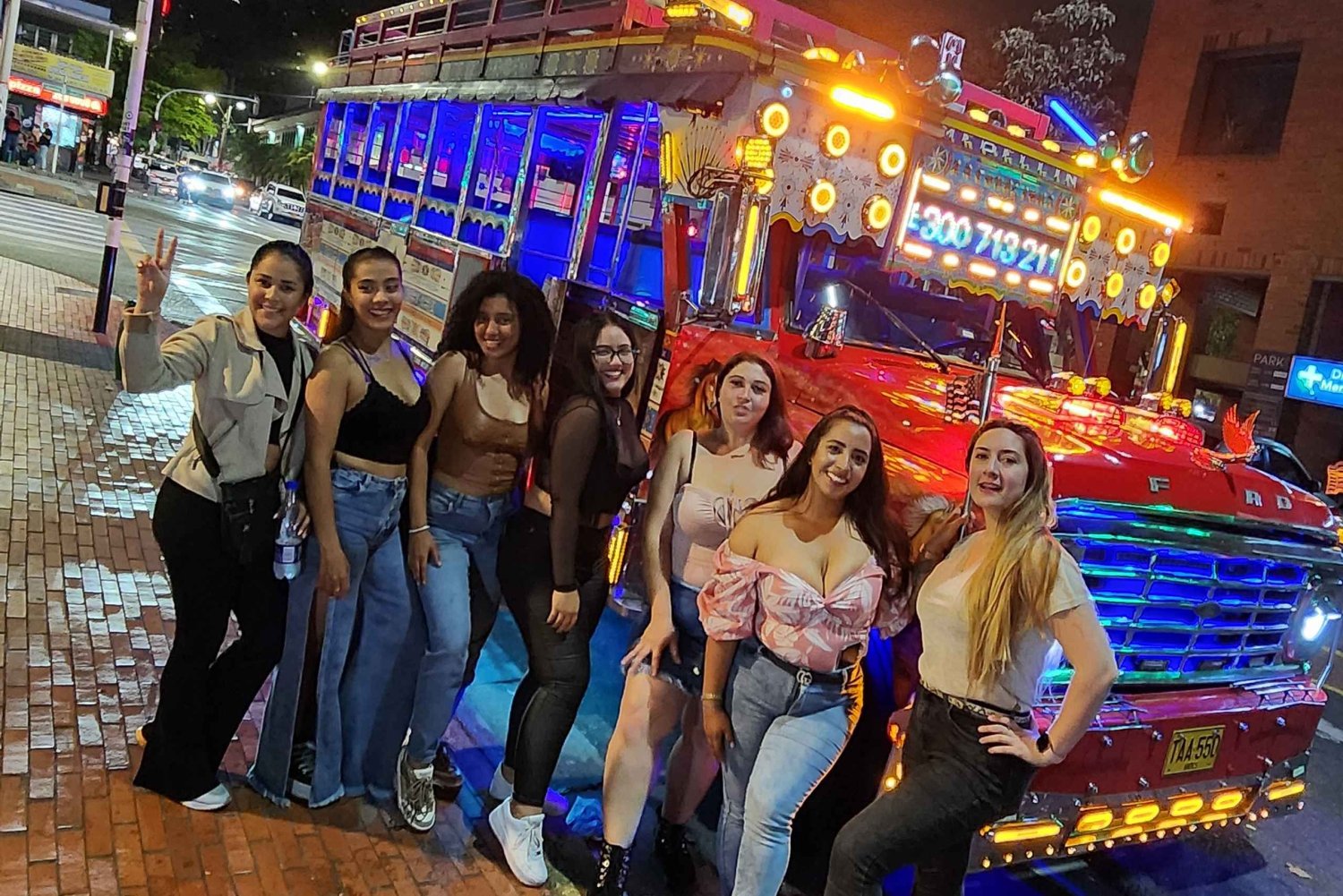 Medellin: Imprezowy autobus z DJ-em i degustacją ulicznego jedzenia