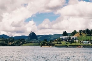 Medellín: Tour privato di Guatapé con colazione, pranzo e crociera