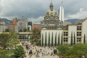 Recorrido por Medellín: Tour por la Comuna 13, graffitis y Metrocable