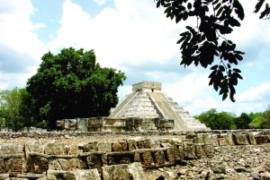 Mérida: Chichén Itzá och Valladolid Guidad tur med buffé