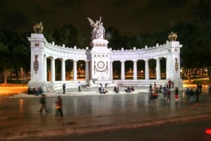 メキシコシティ：二階建てバスで巡る夜の街ツアー