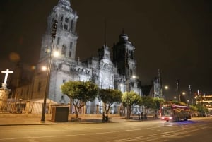 メキシコシティ：二階建てバスで巡る夜の街ツアー
