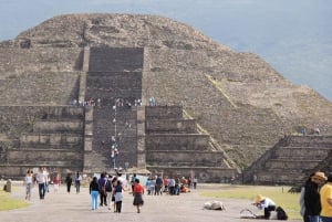 Mexico by: Tur til Teotihuacan-pyramidene og Guadalupe-helligdommen