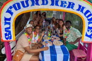 Mexiko-Stadt: Xochimilco Boat Party mit unbegrenzten Getränken